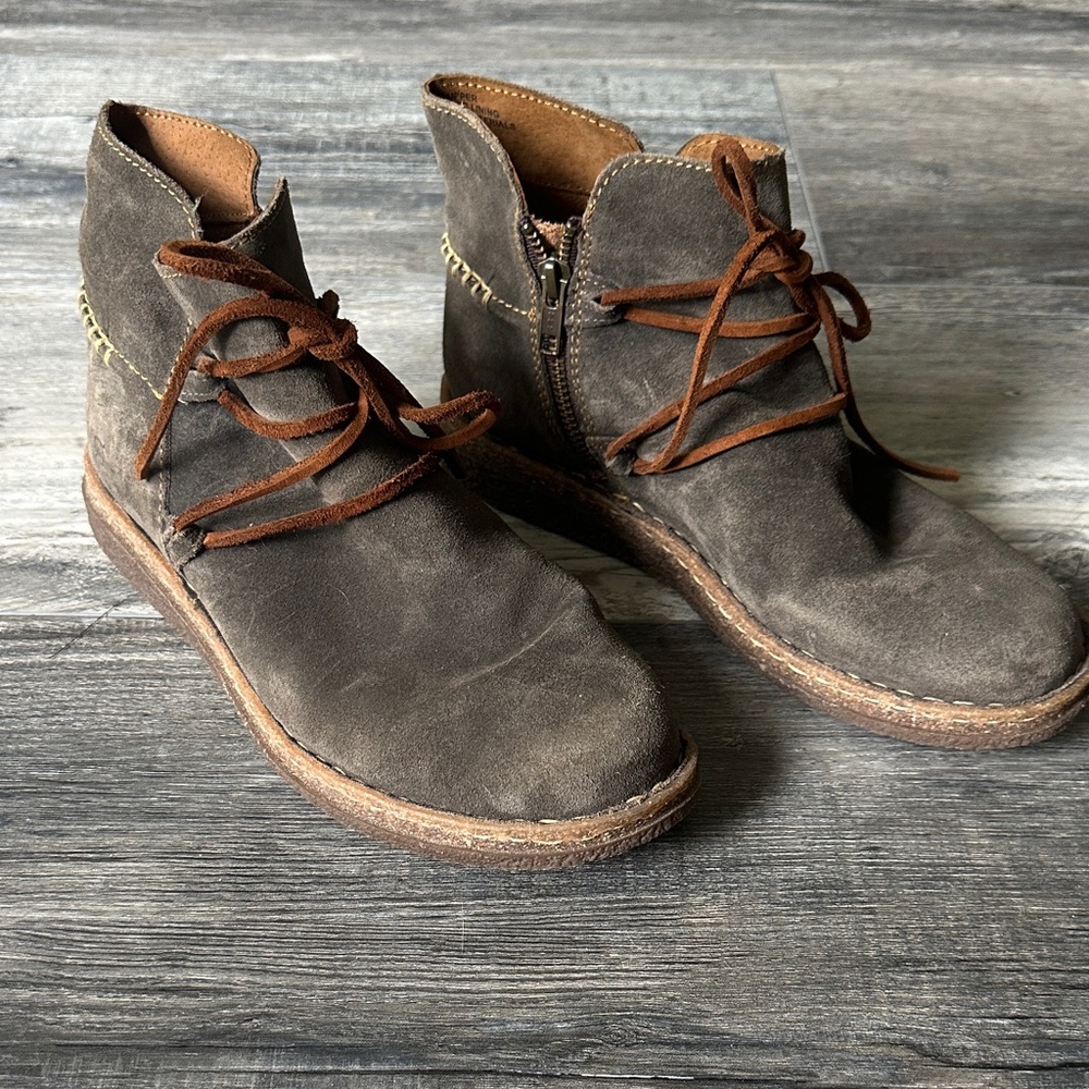Born Women's Suede Gray/Brown Chukka Boots